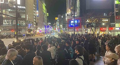 Japonya'da yüzlerce kişinin aynı anda yaya geçidinden geçmesi renkli görüntüler oluşturuyor