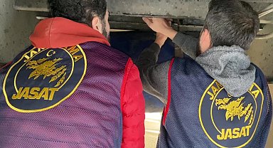 JASAT tırın farklı noktalarına gizlenmiş 190 karton kaçak sigara yakaladı