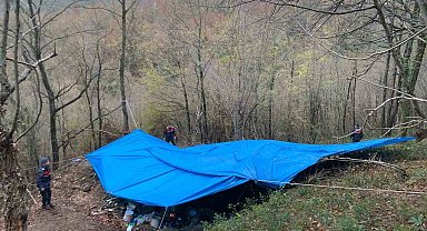 Kaçak kazı yapan 10 kişi 30 metrelik çukurda yakalandı