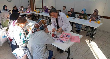 Kadınlar ilmek ilmek örüyor