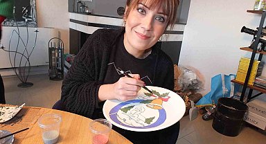 Kadınlar yılbaşı için hediyelik tabak ve fincanlara çini işlemesi yapıyorlar