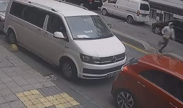 Kafasını kapüşonuyla kapatıp kadının telefonunu kapkaç yaptı: O anlar kamerada