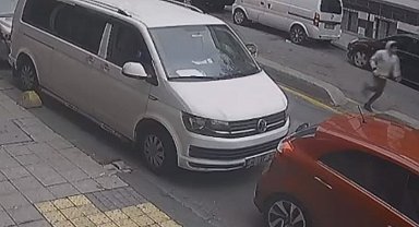 Kafasını kapüşonuyla kapatıp kadının telefonunu kapkaç yaptı: O anlar kamerada