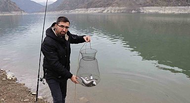 Kafeslerden kaçan balıkları oltayla tutuyorlar