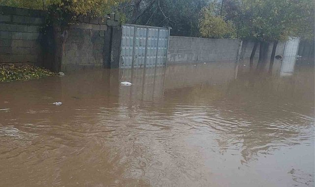 Kahta'da yağmur sonrası yollar göle döndü