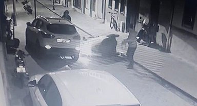 Kaldırımdan inmeye çalışırken fizik kurallarını unuttu, tepetaklak oldu