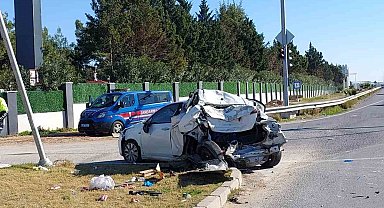 Kamyon, kırmızı ışıkta duran otomobile çarptı:2 yaralı