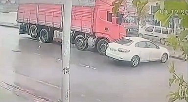 Kamyon önüne aldığı otomobili metrelerce sürükledi