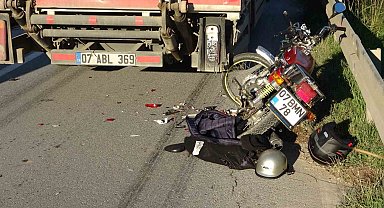 Kamyona arkadan çarptılar, kaskları sayesinde ölümden döndüler