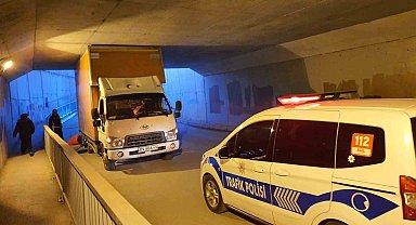 Kamyonet alt geçide sıkıştı