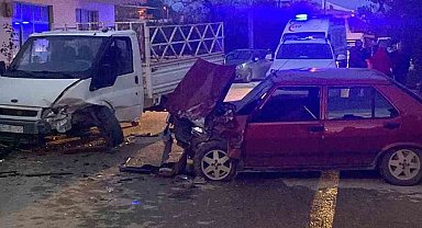 Kamyonet ile otomobil çarpıştı: 3 yaralı
