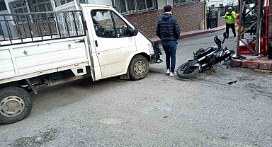 Kamyonetle motosiklet çarpıştı: 1 yaralı