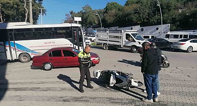 Kamyonla çarpışan motosiklet sürücüsünün sürüklendiği anlar kamerada