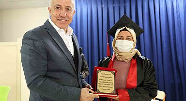 Kanseri okuma yazma öğrenerek yenmeye çalışıyor