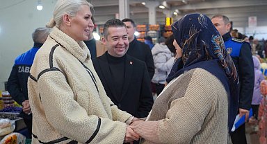 Kapalı pazarda esnafın derdini dinledi