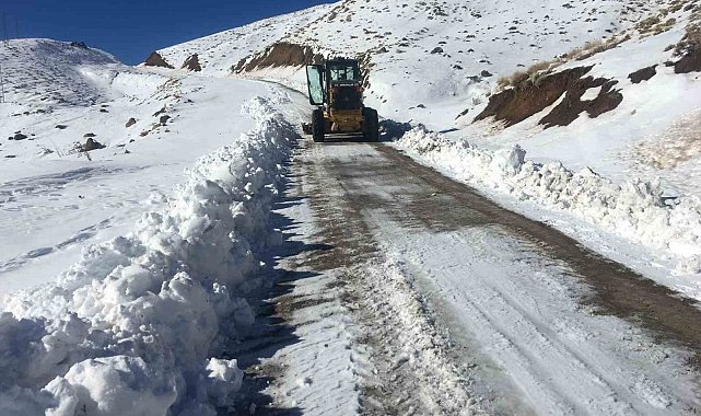 Kar kalınlığı 2 metreyi geçti, ekipler gece gündüz çalışarak yolları açıyor
