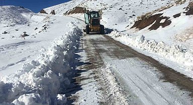 Kar kalınlığı 2 metreyi geçti, ekipler gece gündüz çalışarak yolları açıyor