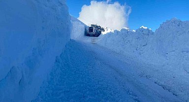 Kar kalınlığının 2 metreyi bulduğu bölgede yol açma çalışması