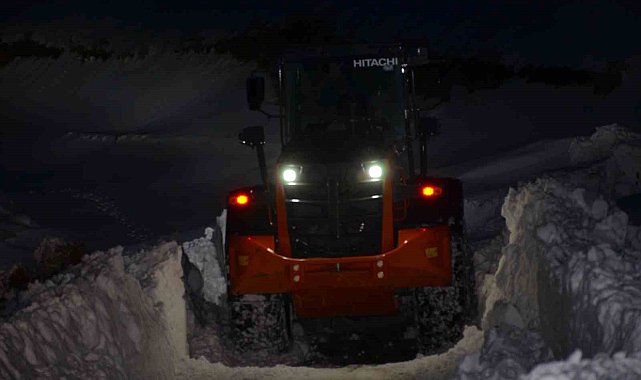 Kar ve tipiye yakalanan yol açma ekiplerinin askeri üsse sığındı