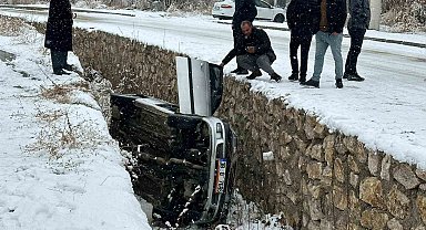 Kar yağışı kazaları beraberinde getirdi: Kayan araç dereye düştü