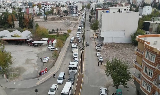 Kara yoluna yıkılan bina trafik yoğunluğuna neden oldu
