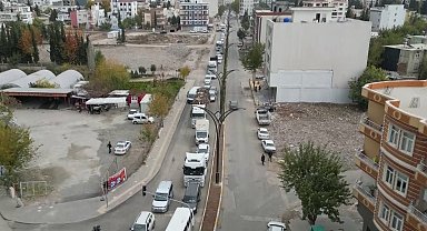 Kara yoluna yıkılan bina trafik yoğunluğuna neden oldu