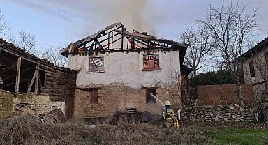 Karabük'te iki katlı ev yandı