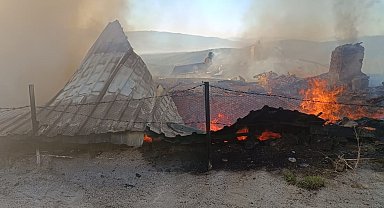Karacasu'da çıkan yangında iki ev küle döndü