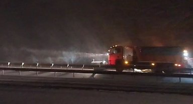 Karadeniz'i İstanbul'a bağlayan yolda kar yağışı etkili oluyor