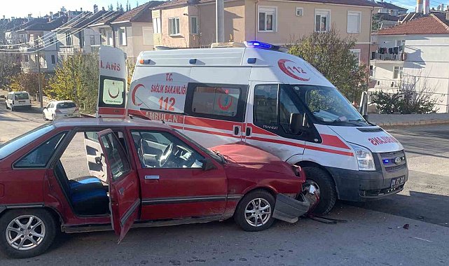 Karaman'da ambulans ile otomobil çarpıştı: 1 yaralı
