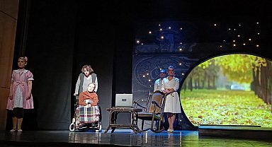 Karaman'da "Annemin Son Çılgınlıkları" isimli tiyatro gösterisi