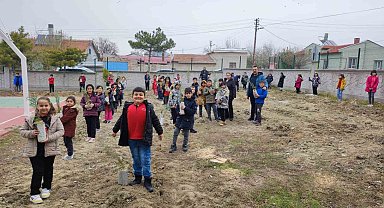 Karapınar'da öğrenciler fidanları toprakla buluşturdu