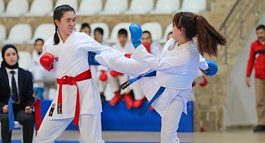 Karateciler madalya için mücadele etti