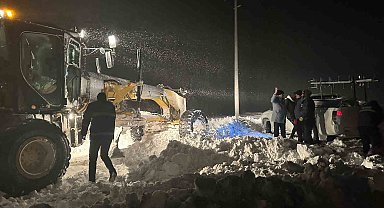 Karda mahsur kalanların imdadına belediye ekipleri yetişti