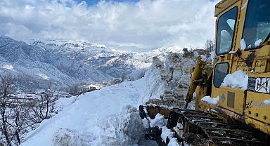 Karla kaplı Şırnak'ta yol açma çalışmaları devam ediyor