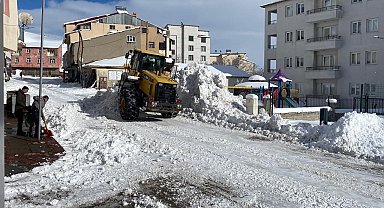 Karlıova'da kar yağdı, belediyenin karla mücadelesi de başladı