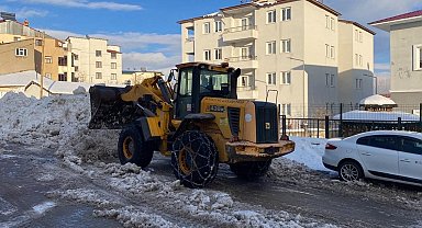 Karlıova'da karlar kamyonlarla ilçe dışına taşınıyor