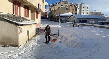 Karlıova'da yoğun kar, 40 köy yolunu ulaşıma kapattı