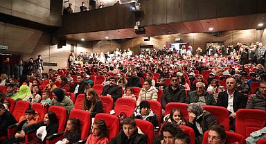 Kars Belediyesi Tiyatro Topluluğu seyirciyle buluştu