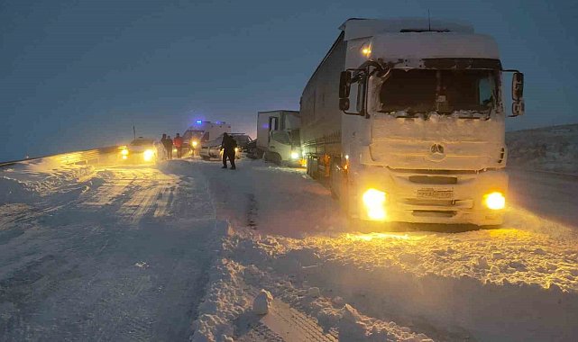 Kars'ta 7 araçlı zincirleme kaza: 5 yaralı