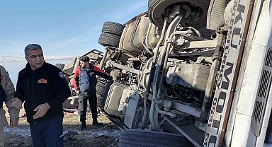 Kars'ta devrilen tırda can pazarı