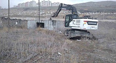 Kars'ta metruk binaların yıkımı devam ediyor