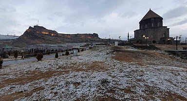 Kars'ta yağan karla tarihi yapılarda kartpostal görüntüler oluştu