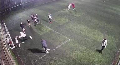 Kartal'da halı saha maçında futbolu bırakıp kavgaya tutuştular