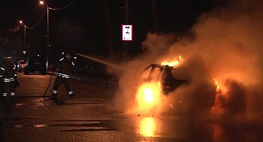 Kartal'da seyir halindeki otomobil alev alev yandı