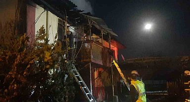 Kastamonu'da çıkan yangında 2 ev ve bir araç yandı