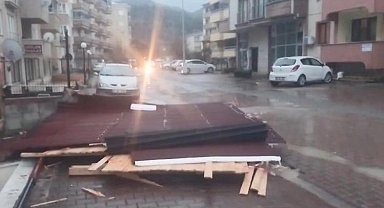 Kastamonu'da fırtına çatıları uçurdu