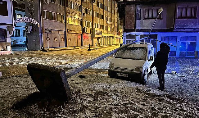 Kastamonu'da fırtına sebebiyle elektrik direği aracın üzerine devrildi