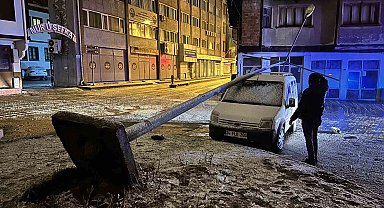 Kastamonu'da fırtına sebebiyle elektrik direği aracın üzerine devrildi