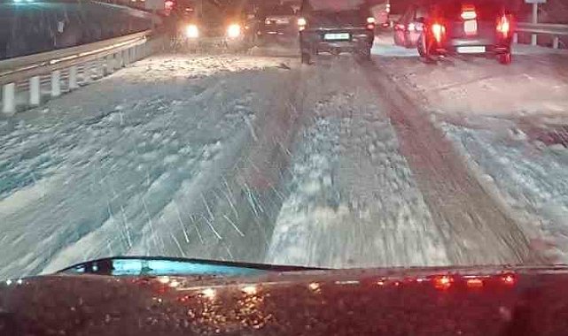 Kastamonu'da yoğun kar yağışı: Onlarca araç yolda kaldı